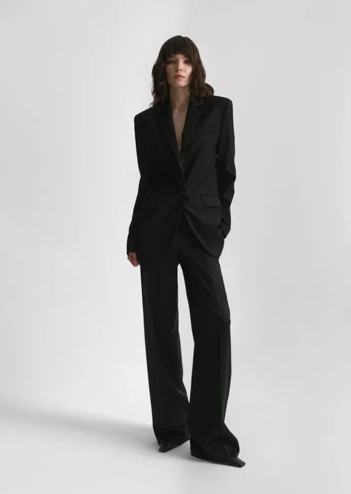 Женский образ в стиле Total Black