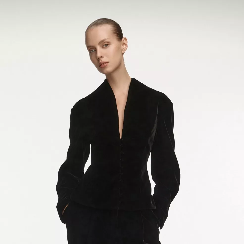 Женский образ в стиле Total Black